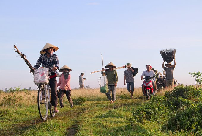 Hàng trăm người reo hò, <a href='http://www.vietgiaitri.com/tag/doi-nang-bat-ca-duoi-dam/' title='đội nắng bắt cá dưới đầm' target='_blank'>đội nắng bắt cá dưới đầm</a>