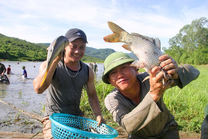 Hàng trăm người reo hò, đội nắng bắt cá dưới đầm