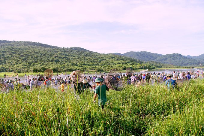 Hàng trăm người reo hò, <a href='http://www.vietgiaitri.com/tag/doi-nang-bat-ca-duoi-dam/' title='đội nắng bắt cá dưới đầm' target='_blank'>đội nắng bắt cá dưới đầm</a>