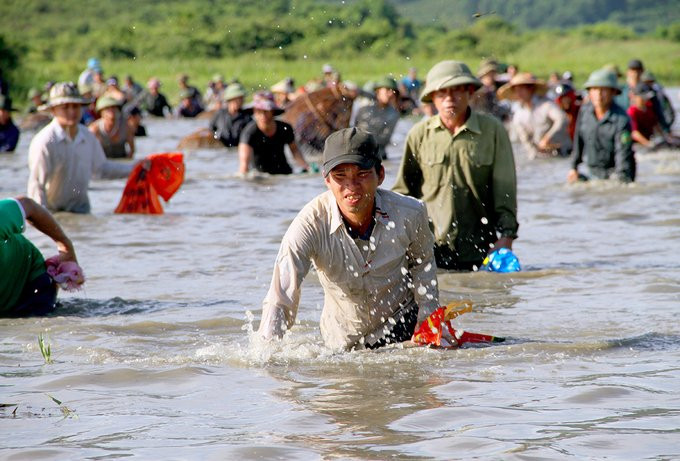 Hàng trăm người reo hò, đội nắng bắt cá dưới đầm