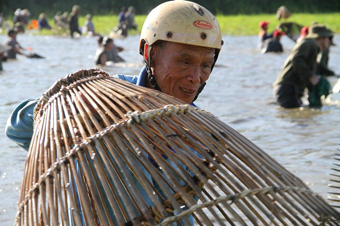 Hàng trăm người reo hò, đội nắng bắt cá dưới đầm