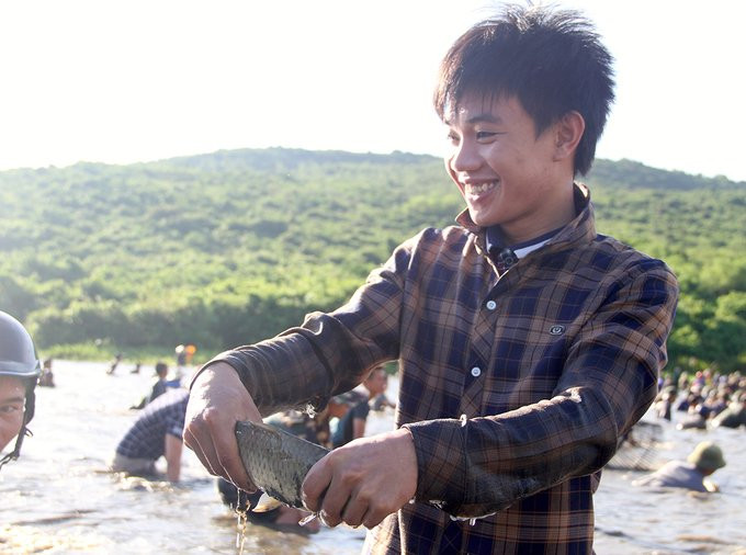 Hàng trăm người reo hò, đội nắng bắt cá dưới đầm