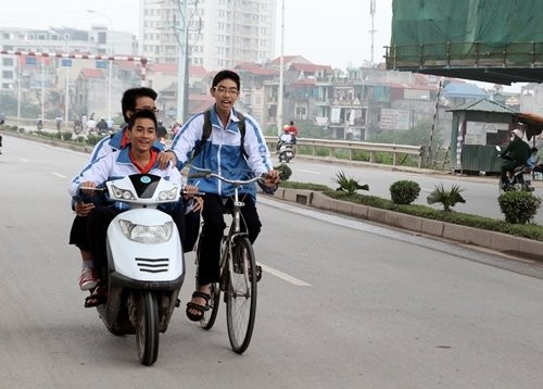 hoc-sinh-di-xe-dap-dien-vi-pham-phap-luat-giao-tho