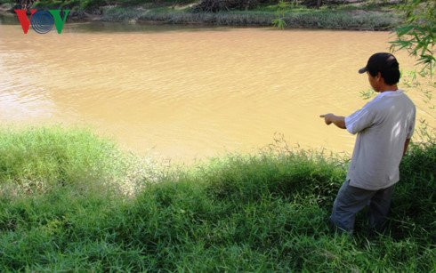 nghi an be gai 8 tuoi bi ga hang xom xam hai roi nem xuong song hinh 1