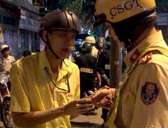 'Ma men' dung mu bao hiem tan cong canh sat giao thong o Sai Gon hinh anh 1