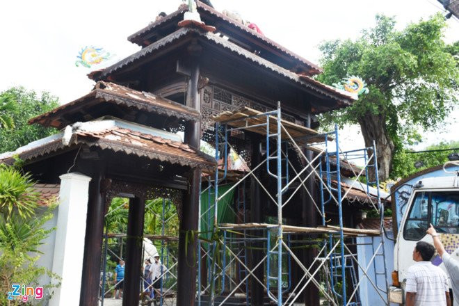 Dai gia vang xin chuyen biet phu trai phep thanh khu du lich hinh anh 1