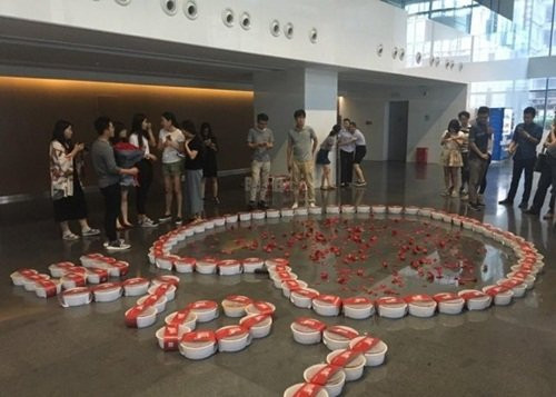 càu hon bàng 99 hop tom hùm, chàng trai thanh cong tuc khac hinh anh 1