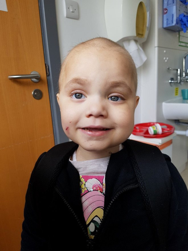 Be gai 5 tuoi lam dam cuoi voi ban than truoc khi qua doi hinh anh 6