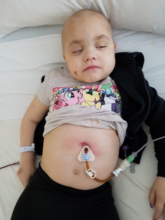 Be gai 5 tuoi lam dam cuoi voi ban than truoc khi qua doi hinh anh 7