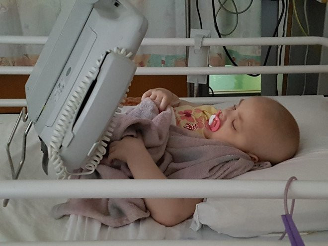 Be gai 5 tuoi lam dam cuoi voi ban than truoc khi qua doi hinh anh 8