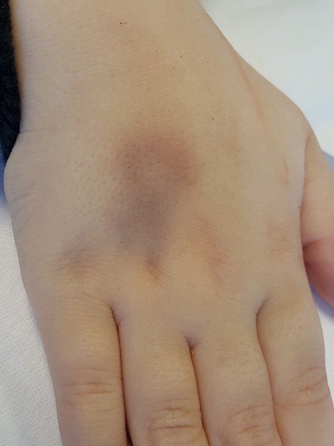 Be gai 5 tuoi lam dam cuoi voi ban than truoc khi qua doi hinh anh 9