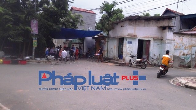 Gia đình đang tiến hành mai táng theo phong tục địa phương (ảnh Đào Tấn)