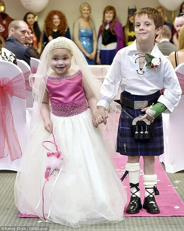 Be gai 5 tuoi lam dam cuoi voi ban than truoc khi qua doi hinh anh 2