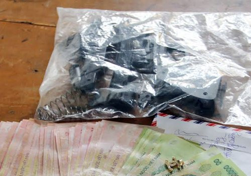 Súng giả mà kẻ cướp dùng khống chế nạn nhân. Ảnh: Hồng Tuyết