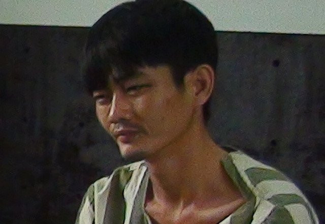 Thanh nien ngao da nem bom xang dot nha hang xom, dam canh sat hinh anh 1