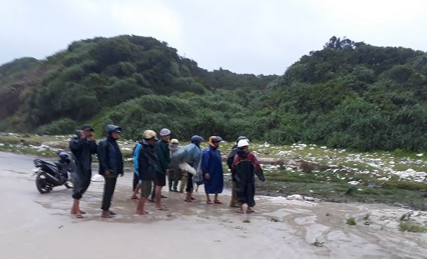 thi thể không đầu ở bãi biển