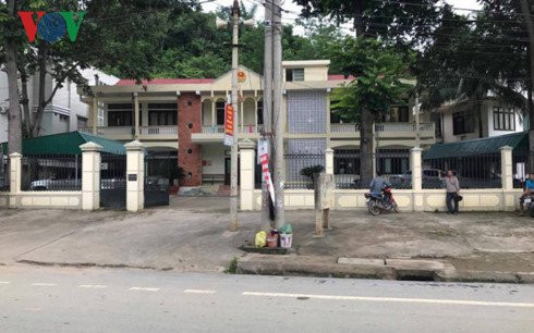 can bo toa an bi bat khi dang nhan tien chay an hinh 1