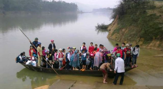 ha tinh: “thot tim” nhin tre em di hoc tren do khong phao cuu sinh hinh anh 1