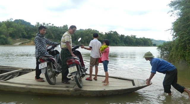 ha tinh: “thot tim” nhin tre em di hoc tren do khong phao cuu sinh hinh anh 2