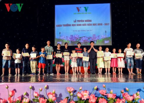 le tuyen duong khen thuong hs gioi la con em can bo nhan vien vov hinh 3