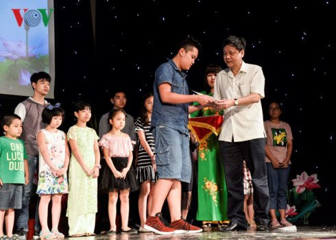 le tuyen duong khen thuong hs gioi la con em can bo nhan vien vov hinh 4