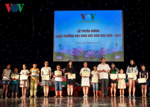 le tuyen duong khen thuong hs gioi la con em can bo nhan vien vov hinh 6