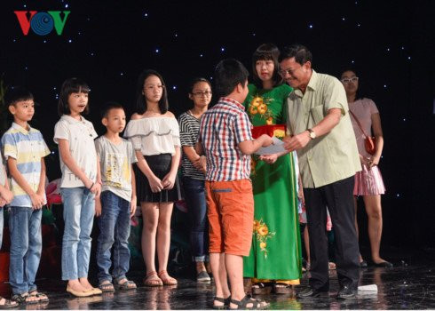 le tuyen duong khen thuong hs gioi la con em can bo nhan vien vov hinh 7