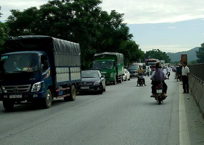 Quoc lo 1A ach tac vi xe bon cho dau boc chay ngun ngut hinh anh 2