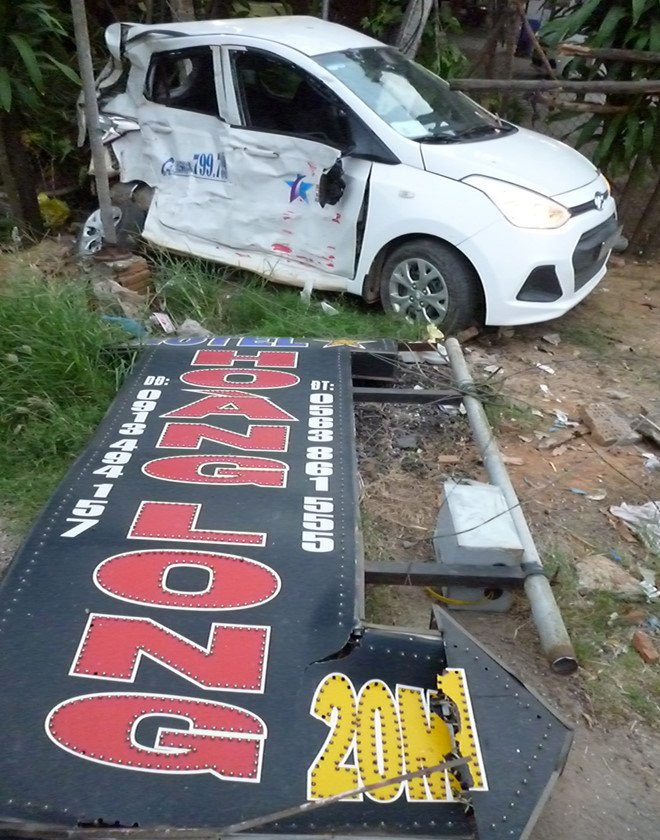 Xe khach hat taxi vang xa 20 m, tai xe tu vong hinh anh 1