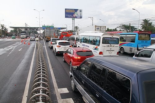 tai-xe-tiep-tuc-bo-tien-le-trong-chai-phan-doi-tram-thu-phi-2