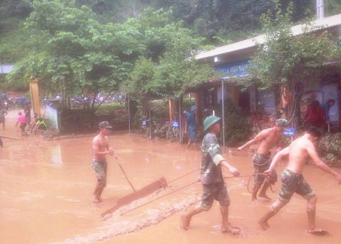 Điện Biên: Thêm số người thiệt mạng trong mưa lũ, Bộ đội Biên phòng bơi trong nước để cứu hộ