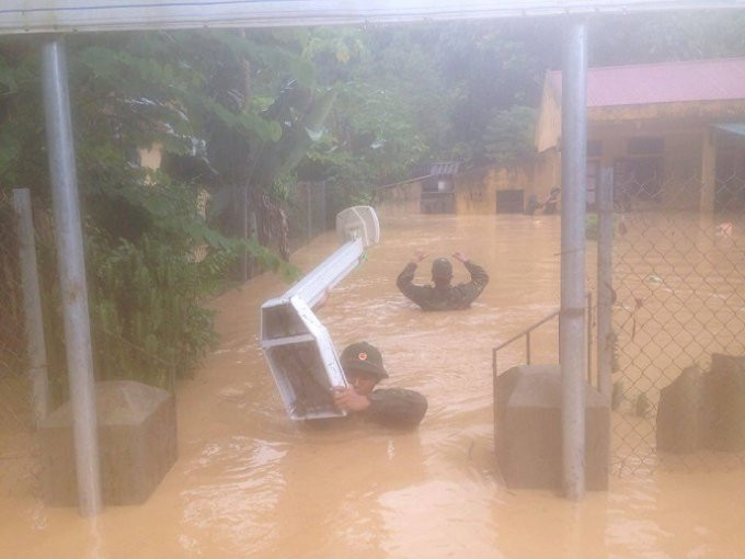 Điện Biên: Thêm số người thiệt mạng trong mưa lũ, Bộ đội Biên phòng bơi trong nước để cứu hộ