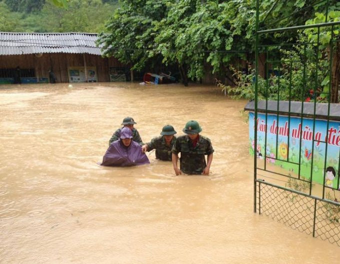 Nhiều điểm ngập sâu khiến công tác cứu hộ gặp nhiều khó khăn.