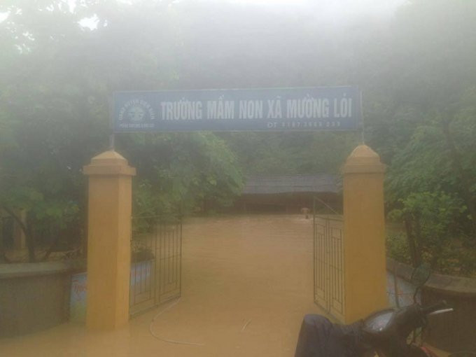 Điểm trường mầm non xã Mường Lói ngập sâu trong nước.