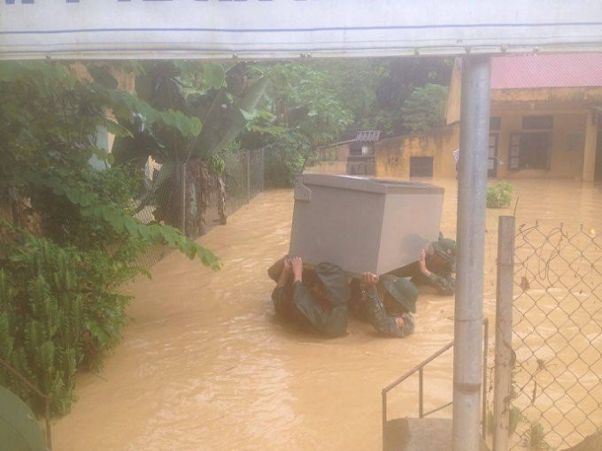 Một trong những nỗ lực cứu hộ tài sản ra khỏi vùng nước ngập sâu.