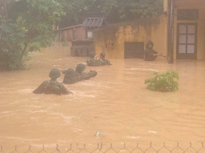 Lực lượng Biên Phòng được huy động để hỗ trợ người dân cứu hộ tài sản.