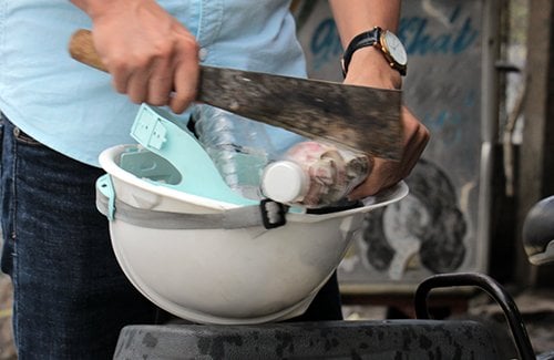 Nhân viên trạm thu phí phải dùng dao