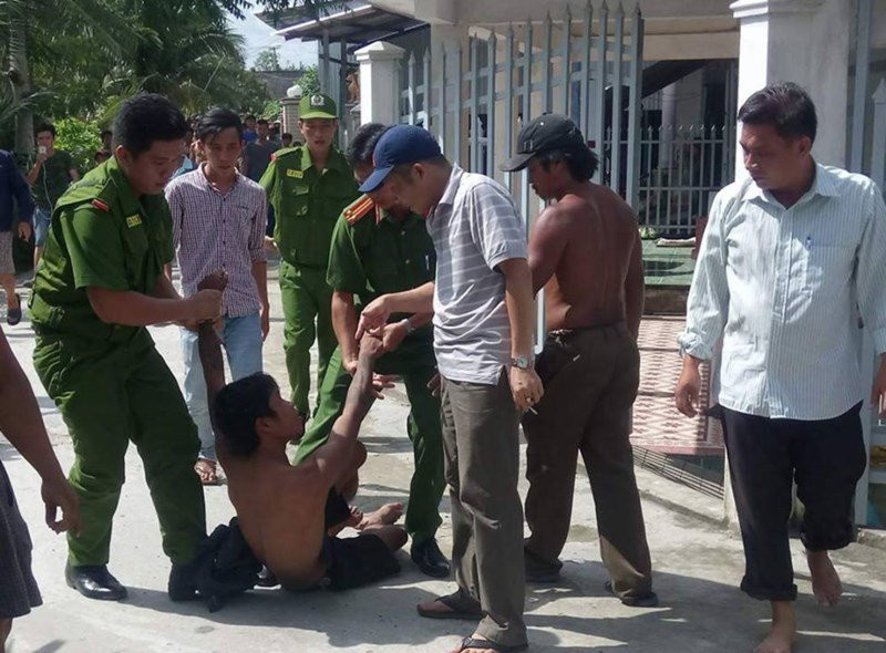 Thanh niên nghi ngáo đá, cố thủ 10 tiếng trên nóc nhà - ảnh 4