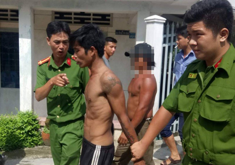 Thanh niên nghi ngáo đá, cố thủ 10 tiếng trên nóc nhà - ảnh 5