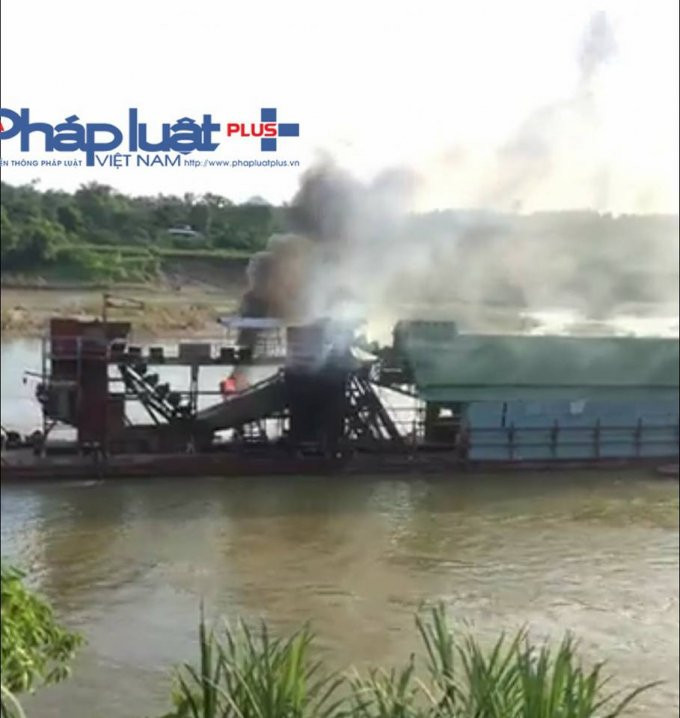 Ngọn lửa đã gần tắt, hiện tàu cuốc còn trơ khung sắt.