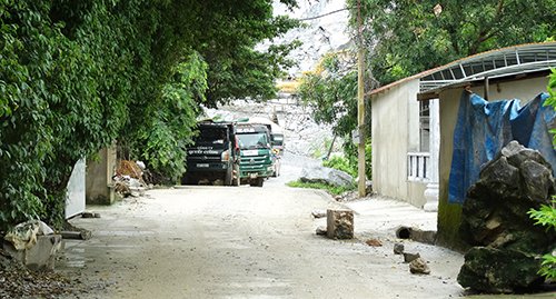 hang-tram-nguoi-chan-duong-vao-cong-truong-khai-thac-da-o-nhiem-2