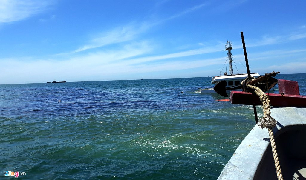 Can canh con tau cho 3.000 tan thep chim o bien Ninh Chu hinh anh 4