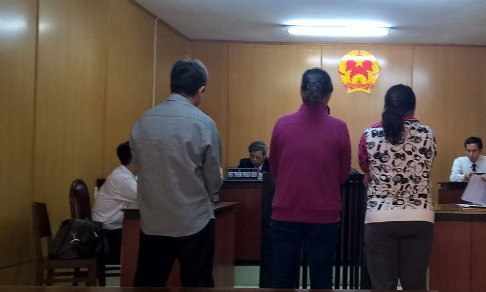 chạy trường, lừa đảo, chiếm đoạt tài sản, đưa hối lộ, khởi tố