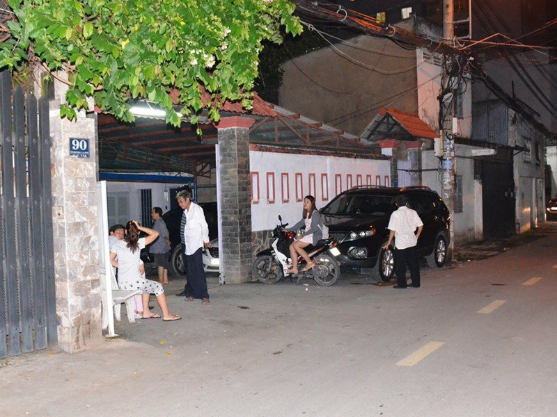 Côn đồ tạt sơn, phá ô tô, đánh 2 vợ chồng ở Gò Vấp - ảnh 1