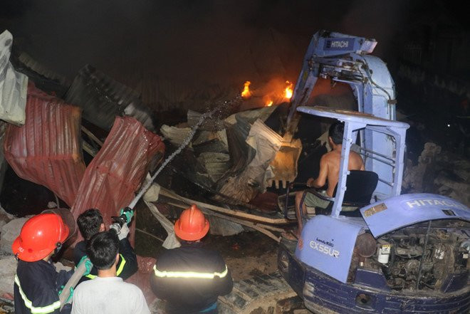 Xuong bong vai, soi 360 m2 chay rui trong dem hinh anh 2