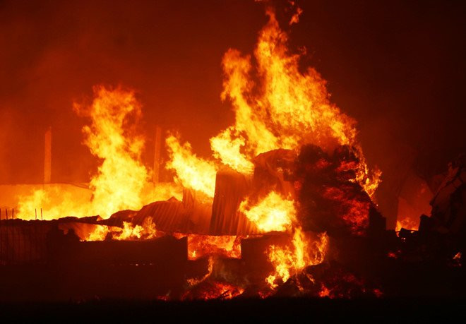 Xuong bong vai, soi 360 m2 chay rui trong dem hinh anh 1