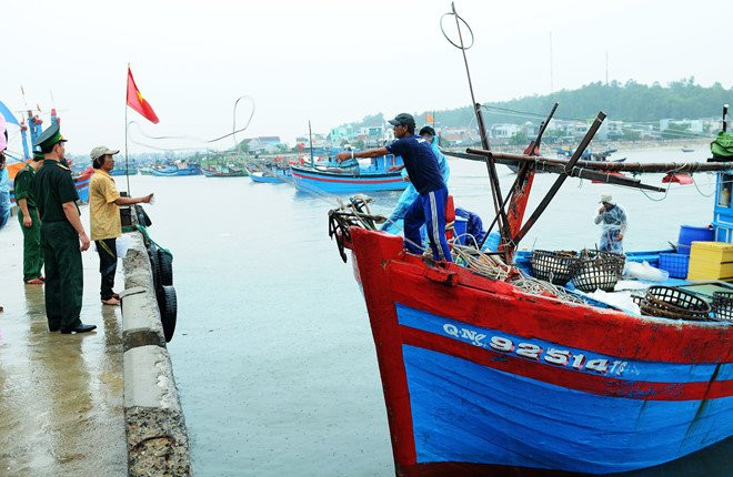 Nhieu tau ca ngu dan mien Trung chim truoc bao so 10 hinh anh 1