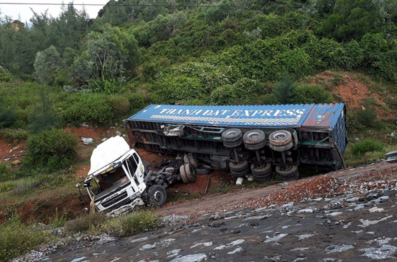 Xe container rơi xuống đèo Lý Hòa - Ảnh 1.