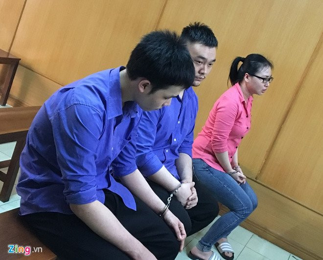 Bi cao tham gia tat axit nu sinh xin cham soc nan nhan suot doi hinh anh 1