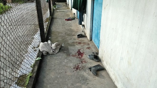 Hai thanh nien chem nhau trong thuong o khu nha tro vi mau thuan hinh anh 1